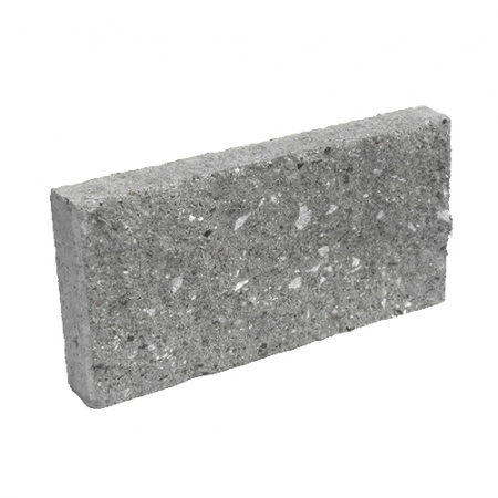 Блок полнотелый с двумя гранями колотой фактуры Besser на сером цементе
